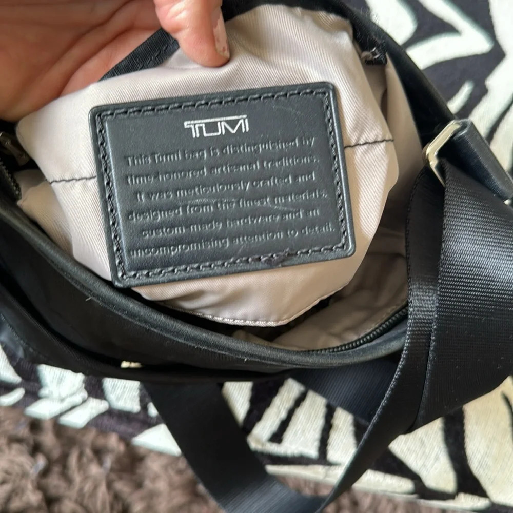 Tumi nylon crossbody bag in black I think it’s the voyager - Picture 7 of 16